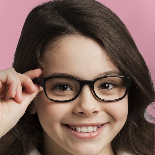 Crianças utilizando óculos que proporcionam saúde, conforto e segurança.